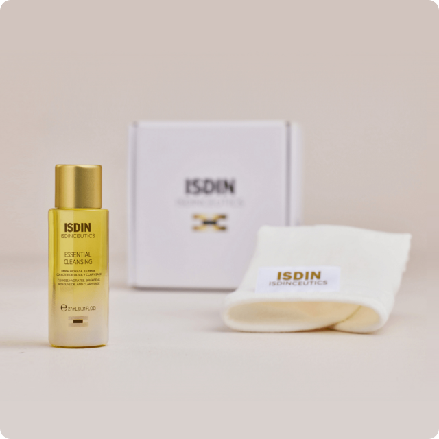 dos chicas con ropa deportiva y una botella Isdin