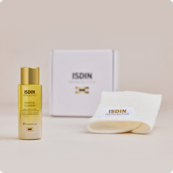 dos chicas con ropa deportiva y una botella Isdin