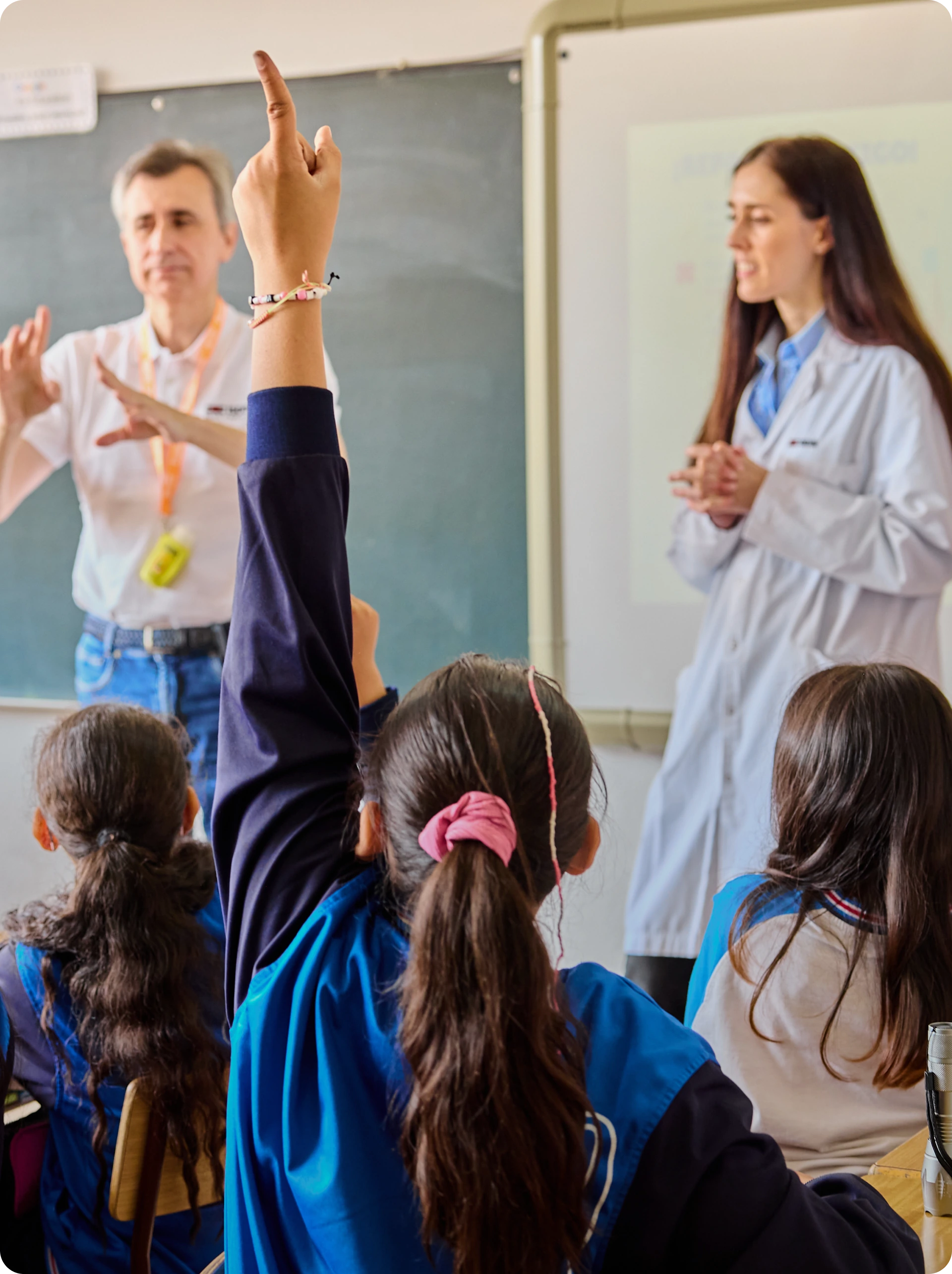 niños en clase con sus profesores isdin