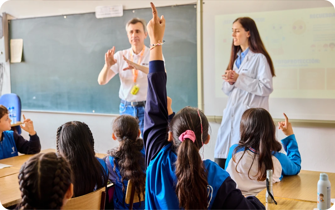 niños en clase con sus profesores isdin